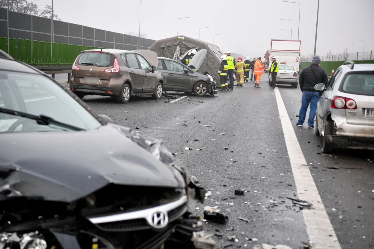 Karambol na drodze ekspresowej S74 w Świętokrzyskiem. Doszło do niego na odcinku między Opatowem a Kielcami, na wysokości Cedzyny. Według najnowszych informacji zderzyło się tam 40 pojazdów. Osiem osób jest poszkodowanych. 