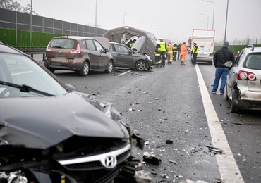 Karambol na S74. Zderzyło się kilkadziesiąt samochodów