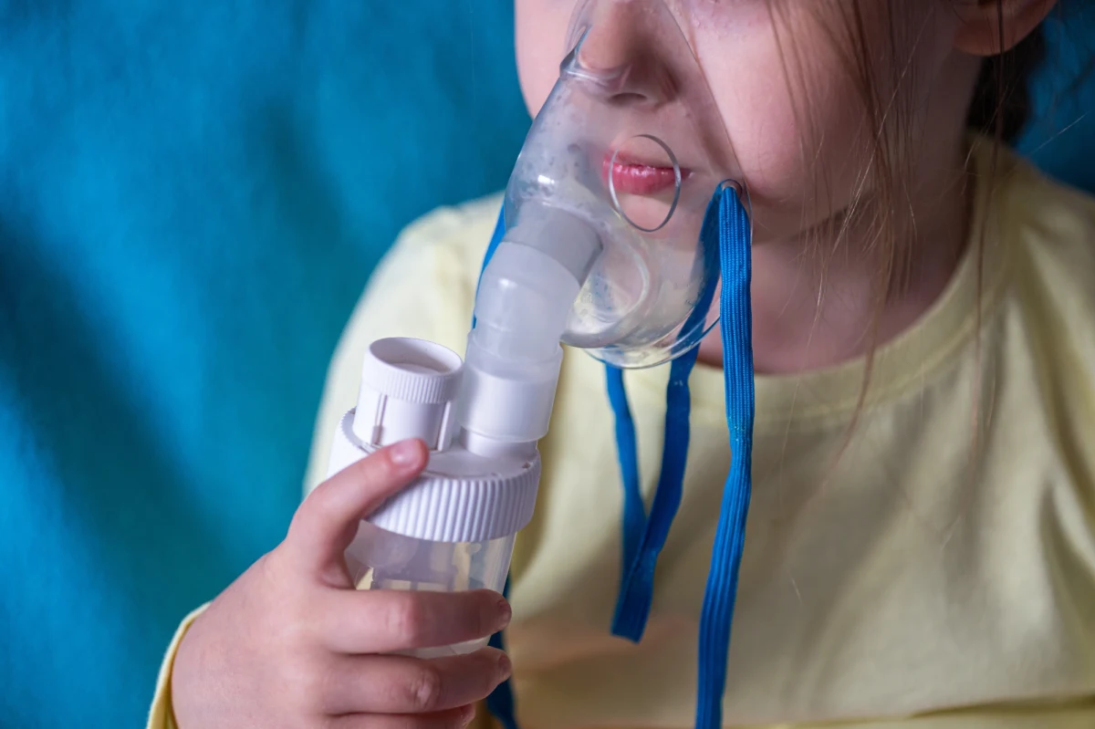 Będzie bezpłatna ochrona przed wirusem RSV dla kolejnych grup dzieci. Jak dowiedział się nasz dziennikarz, od marca rozszerzona zostanie lista małych pacjentów uprawnionych do otrzymania specjalnych przeciwciał. Wirus RSV to główna przyczyna hospitalizacji dzieci w tym sezonie infekcyjnym. 