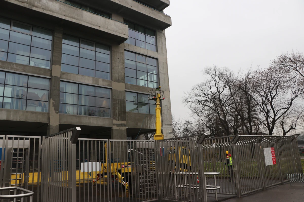 Mimo problemów z wyłonieniem wykonawcy, zmiany kosztów i zakresu prac - rozpoczęła się modernizacja stadionu Wisły Kraków. Wymieniona zostanie elewacja obiektu i instalacje wewnętrzne na bardziej energooszczędne. To właśnie na stadionie przy ulicy Reymonta odbędzie się ceremonia otwarcia III Igrzysk Europejskich.

