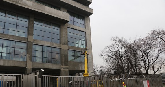 Mimo problemów z wyłonieniem wykonawcy, zmiany kosztów i zakresu prac - rozpoczęła się modernizacja stadionu Wisły Kraków. Wymieniona zostanie elewacja obiektu i instalacje wewnętrzne na bardziej energooszczędne. To właśnie na stadionie przy ulicy Reymonta odbędzie się ceremonia otwarcia III Igrzysk Europejskich.

