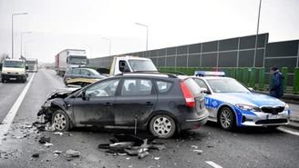 Przyczyną karambolu na S74 mogły być złe warunki pogodowe i nadmierna prędkość