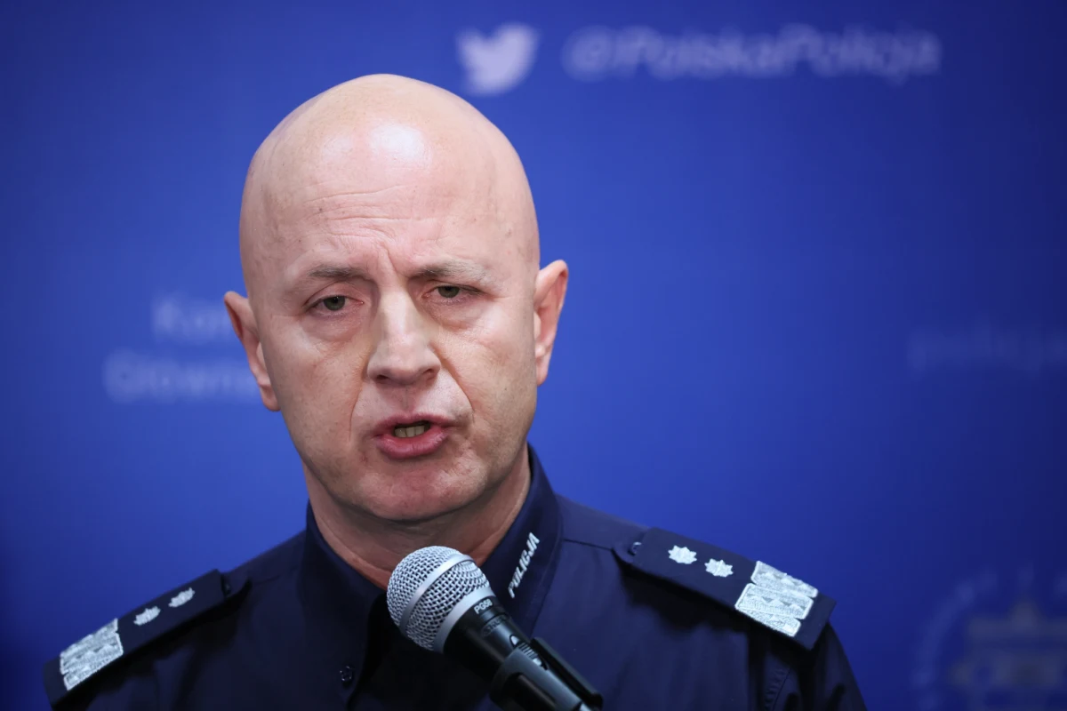 Policja zachowała się profesjonalnie i zgodnie z obowiązującymi przepisami, a Łukasz S. został potraktowany przez policję i organy ścigania jak każdy inny obywatel podejrzewany o popełnienie przestępstwa - przekazało Ministerstwo Spraw Wewnętrznych i Administracji odnosząc się do ustaleń „Gazety Wyborczej”. W publikacji ujawniono, że brat komendanta głównego policji Jarosława Szymczyka był powiązany z grupą przestępczą.