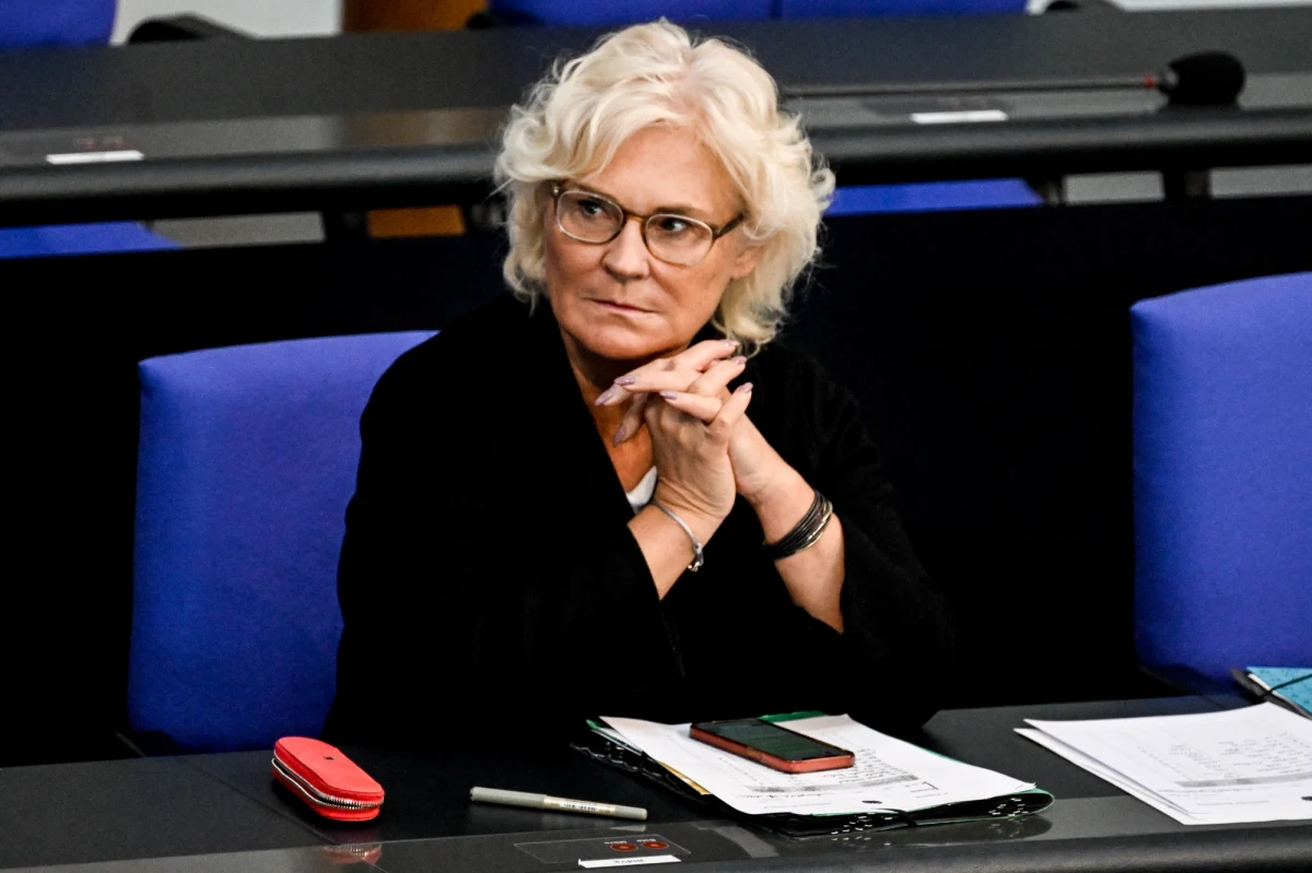 ​Stanowisko ministra obrony w Niemczech uważane jest za jedną z najbardziej wymagających posad w rządzie. Zwłaszcza po wybuchu wojny w Ukrainie. Niemcy oczekują na tym fotelu fachowca od wojskowości, po tym, jak w niesławie opuszcza go Christine Lambrecht. Stanowisko może przypaść najważniejszym osobom w państwie.