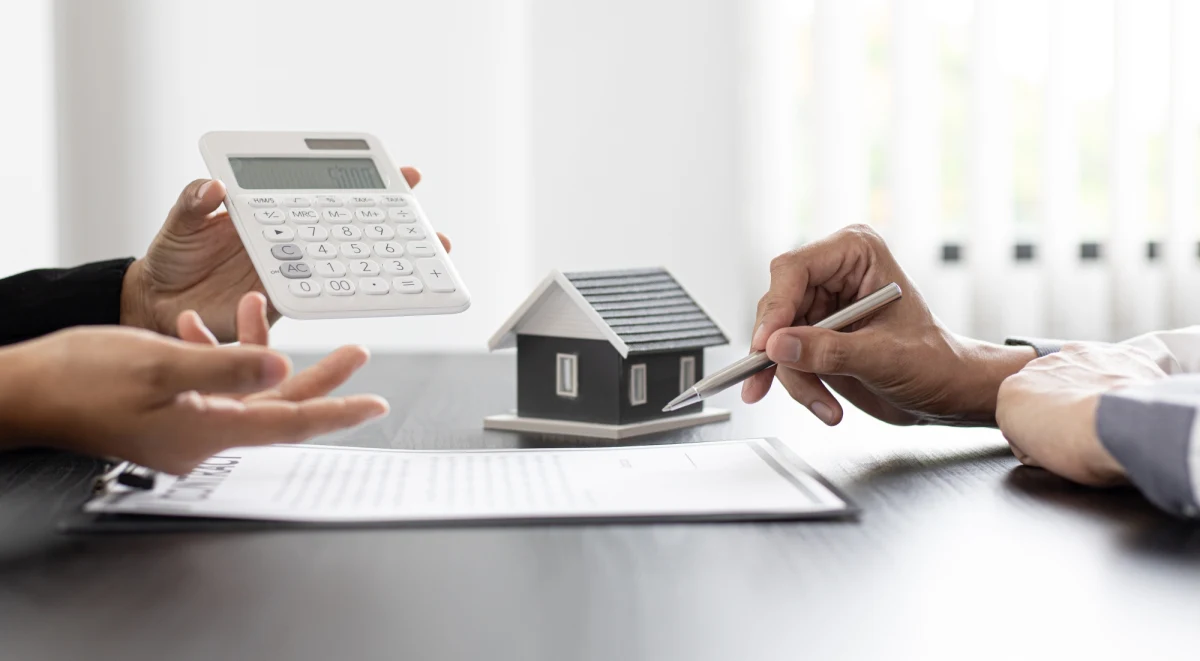 Spada apetyt na nieruchomości. "Na rynku jest około 70 proc. mniej kupujących. To oznacza, że faktycznie niewiele tych umów jest realizowanych, jeżeli chodzi o transakcje kupna-sprzedaży" - mówiła w Radiu RMF24 Anna Kucharska z Bergsen Nieruchomości. Na pytanie Krzysztofa Urbaniaka o możliwy spadek cen mieszkań, ekspertka odpowiedziała, że na ten moment nie ma jeszcze zachęcających promocji u deweloperów.