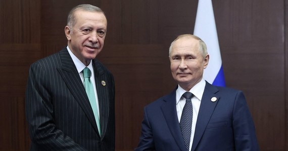 ​Władimir Putin i Recep Tayyip Erdogan odbyli rozmowę telefoniczną. Prezydent Turcji ponowił swoją ofertę mediowania w sprawie rozwiązania konfliktu między Rosją a Ukrainą. Podjęto także kwestię stworzenia w islamskim kraju hubu gazowego.