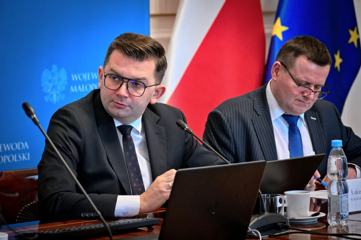 Woda wraca do miejsc, w których była - mówili dziś eksperci na specjalnym spotkaniu w Małopolskim Urzędzie Wojewódzkim. Było ono poświęcone terenom, na których piętno wciąż odciska działalność byłej kopalni cynku i ołowiu Olkusz Pomorzany.

