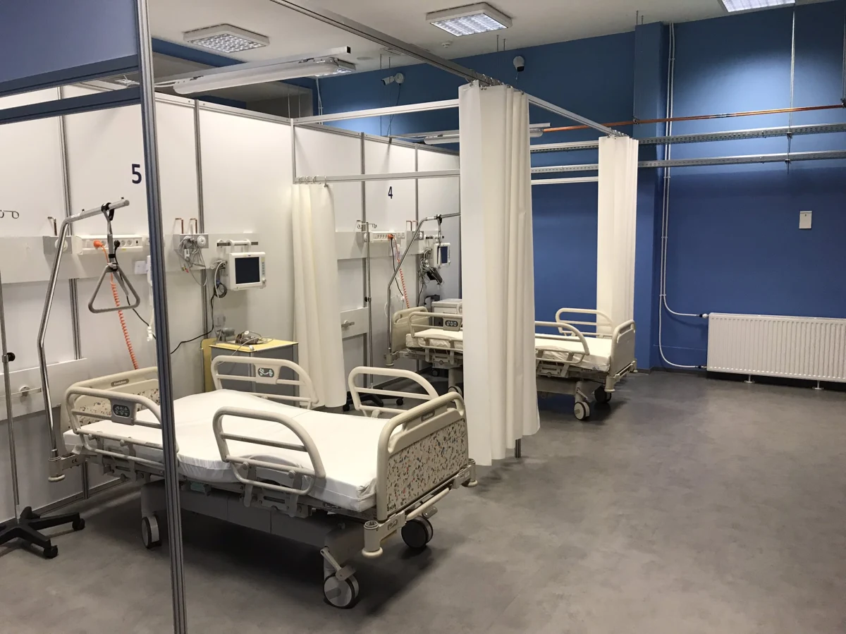 Najwyższa Izba Kontroli przygotowuje zawiadomienie do prokuratury w sprawie szpitala tymczasowego dla chorych na Covid-19 we Wrocławiu. Po skontrolowaniu tego jak powstawał i funkcjonował, NIK zarzuca wojewodzie dolnośląskiemu nierzetelność i niegospodarność. Wojewoda zarzuty odpiera.