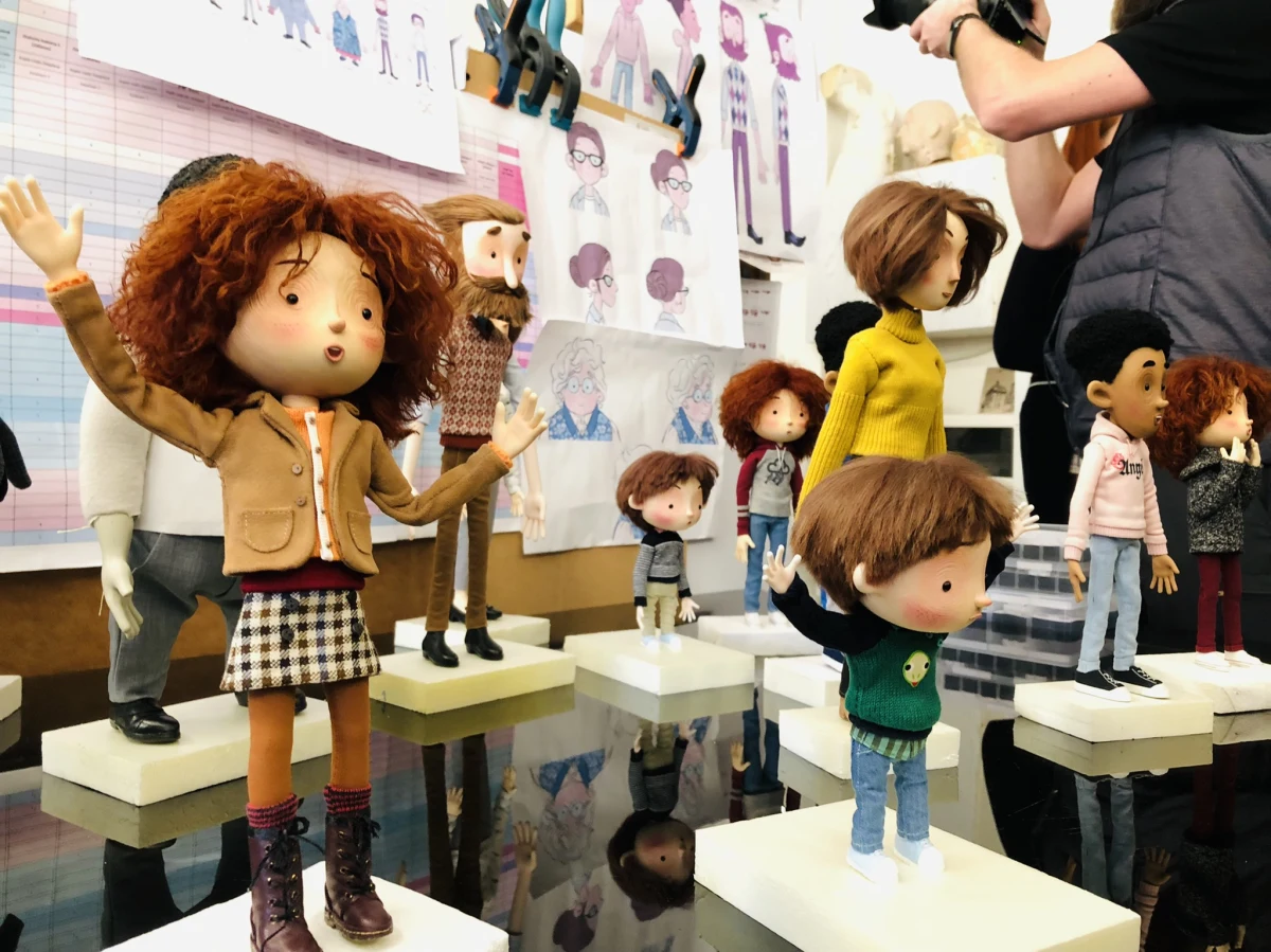 Mają zaledwie kilkanaście centymetrów wzrostu, ale kariera filmowa stoi przed nimi otworem.  Mowa o lalkach animacyjnych, które powstały w łódzkiej pracowni artystycznej do nowej produkcji: "Lola i pianino hałasów". Tematem tej krótkometrażowej animacji lalkowej z elementami animacji poklatkowej jest spektrum autyzmu.