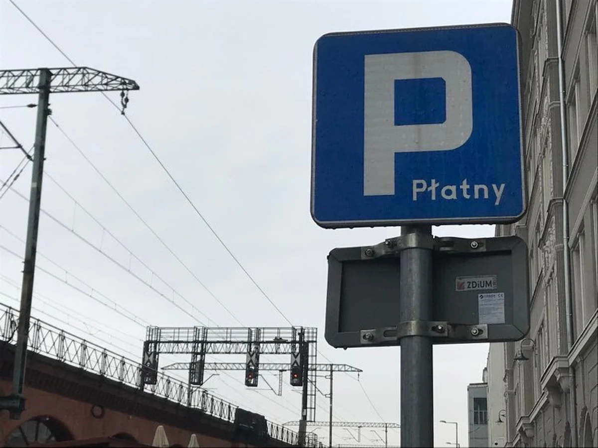 We Wrocławiu powiększono strefę płatnego parkowania. W mieście przybyło blisko 600 miejsc, gdzie za zostawienie samochodu trzeba zapłacić. 