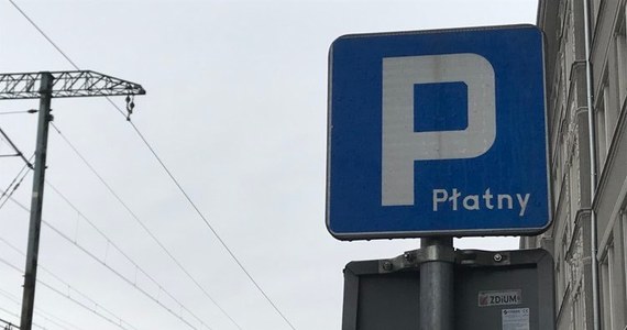 We Wrocławiu powiększono strefę płatnego parkowania. W mieście przybyło blisko 600 miejsc, gdzie za zostawienie samochodu trzeba zapłacić. 