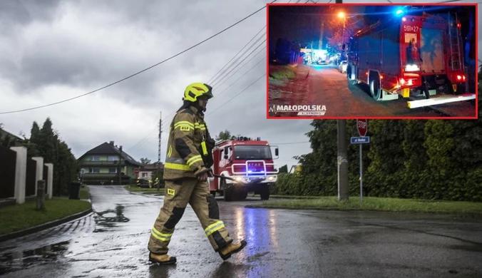 Wieliczka: Ramię żurawia runęło na dach szkoły. Ranny pracownik budowlany 