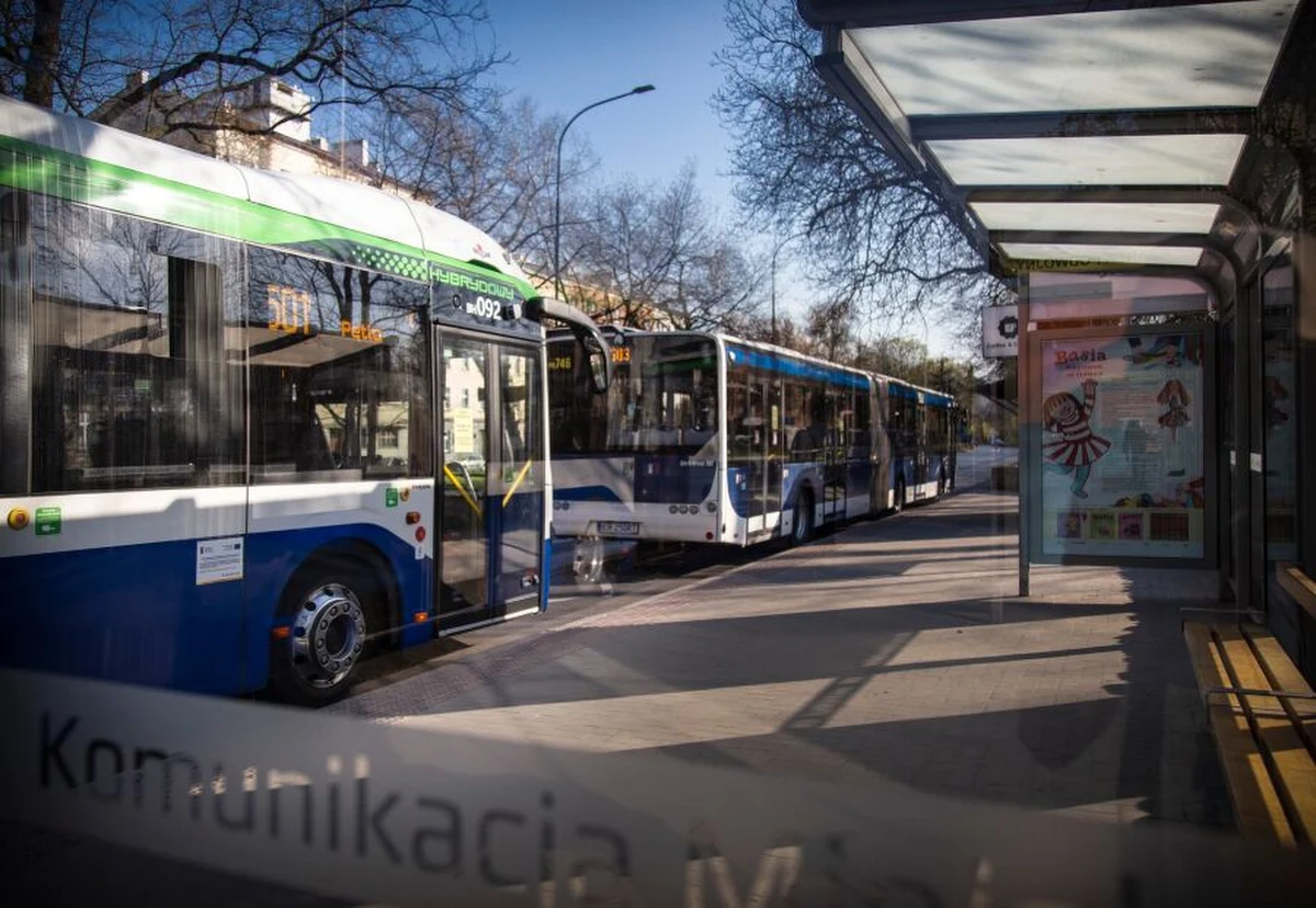 Zbliżają się ferie zimowe. To oznacza, że od soboty, 28 stycznia, będą obowiązywać nowe rozkłady jazdy linii tramwajowych oraz wybranych linii autobusowych. Wszystko z powodu zmniejszonych potrzeb przewozowych oraz ograniczonych środków finansowych na transport publiczny. Cięcia w kursach będą obowiązywać do piątku, 10 lutego.