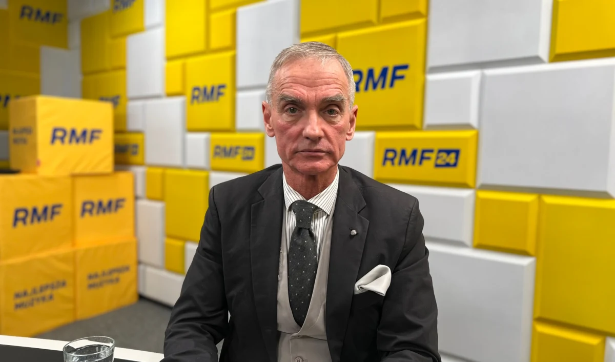 „Niestety byłem zwolennikiem tych zmian" - mówił w Popołudniowej rozmowie w RMF FM Jan Maria Jackowski o wprowadzanych od 2015 r. zmianach w wymiarze sprawiedliwości przez ministra sprawiedliwości Zbigniewa Ziobrę. "Uważam, że zmiany powinny być, reforma powinna być, ale nie taka" - dodał senator niezrzeszony. Były polityk klubu PiS przyznał, że reformy jeszcze bardziej pogorszyły sytuację w sądach. "Jestem senatorem z północnego Mazowsza, subregion ciechanowski, tam obywatele mają dużo spraw sądowych - znacznie więcej niż mieszkańcy dużych miast. I ci mieszkańcy zwracają się do mnie i mówią - panie senatorze, czekaliśmy na rozstrzygnięcie trzy, cztery lata. A teraz ten proces się jeszcze wydłużył" - mówił.