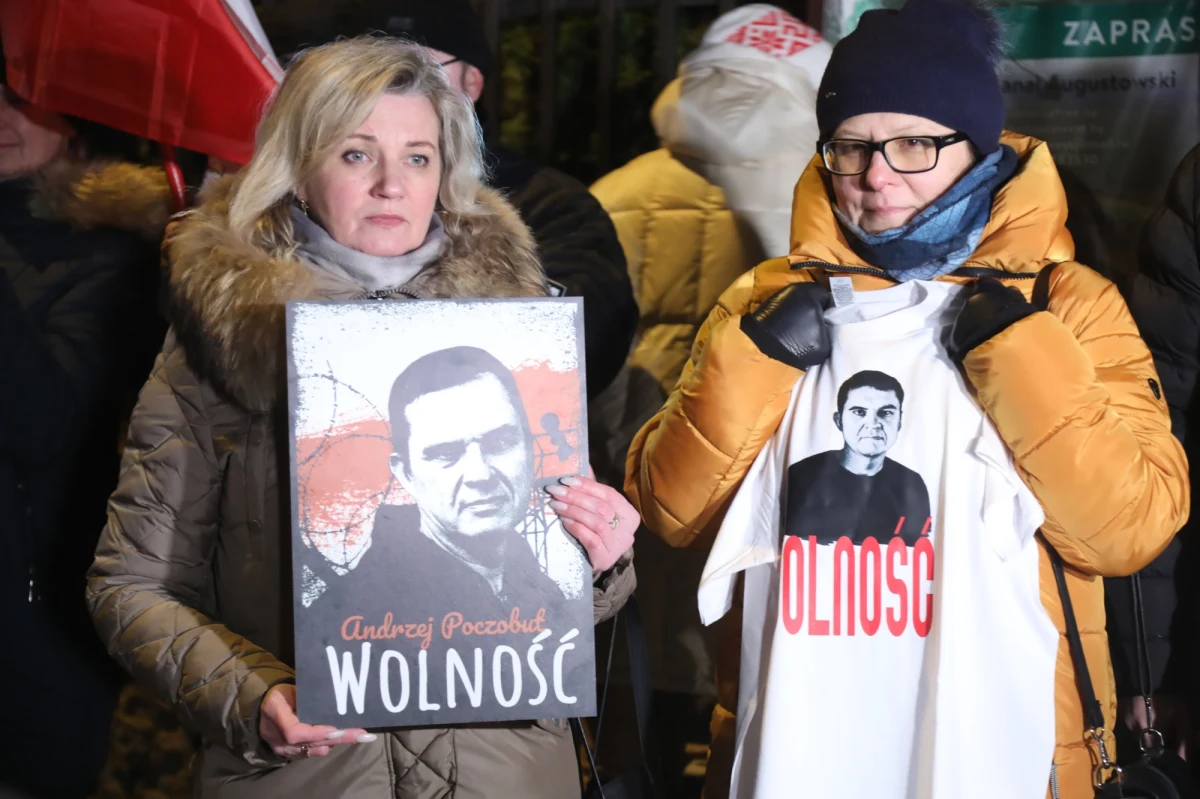 Przy ulicy Wolnej Białorusi, przed konsulatem Republiki Białorusi w Białymstoku przedstawiciele mniejszości polskiej na Białorusi, organizacji działających w Białymstoku, diaspory białoruskiej i mniejszości białoruskiej w Białymstoku domagali się w poniedziałek wieczorem wolności dla więźniów politycznych podczas akcji solidarności z Andrzejem Poczobutem.