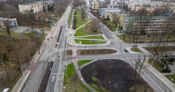 Sygnalizacja świetlna, przesunięte przejście dla pieszych i nowa nawierzchnia – to część zmian, jaka została wprowadzona na przebudowanym rejonie skrzyżowania ulic Marywilskiej i Kupieckiej w Warszawie.
