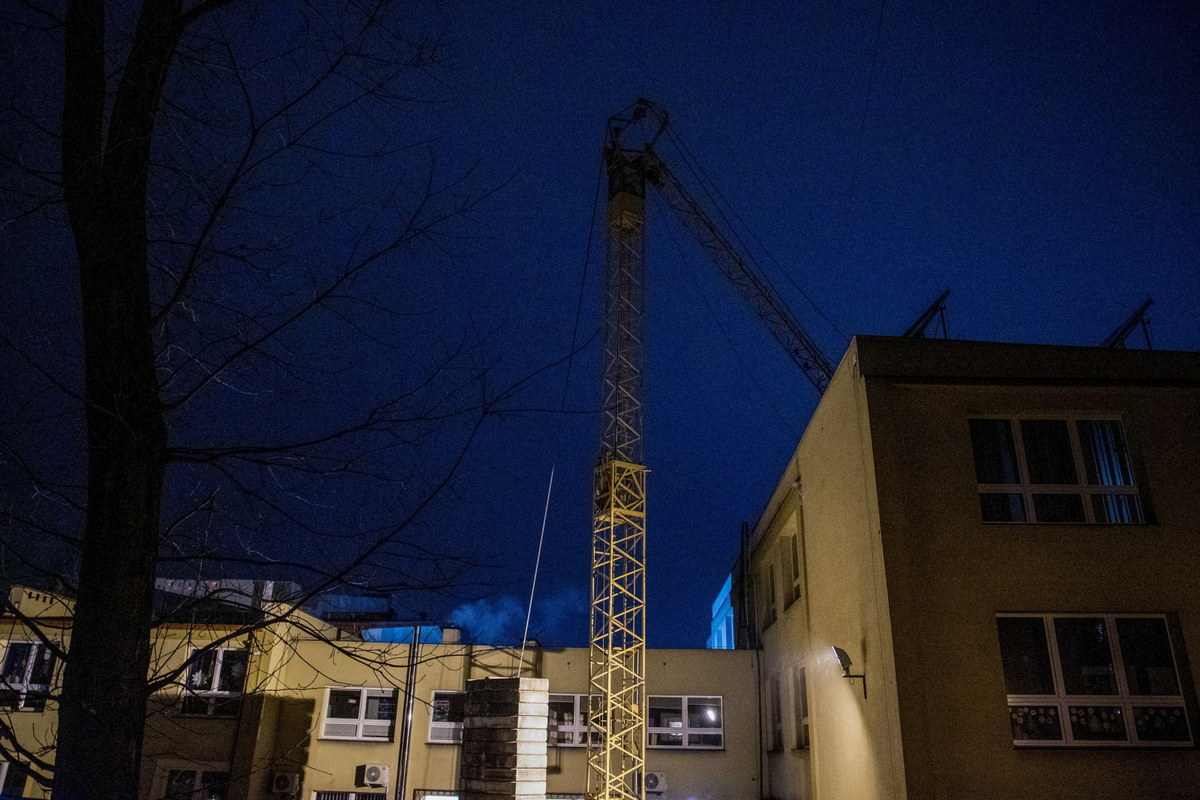 Jedna osoba została ranna po tym, jak w Wieliczce (woj. małopolskie) przewróciło się na dach szkoły podstawowej ramię dźwigu budowlanego. Na miejscu pracują służby.