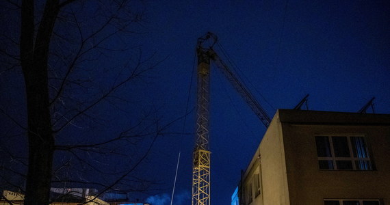 Jedna osoba została ranna po tym, jak w Wieliczce (woj. małopolskie) przewróciło się na dach szkoły podstawowej ramię dźwigu budowlanego. Na miejscu pracują służby.