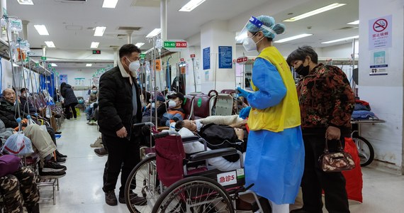 Po zmianie restrykcyjnej polityki antycovidowej, w Chinach w ostatnim czasie zmarło 60 tys. chorych zakażonych koronawirusem. Światowa Organizacja Zdrowia (WHO) zaleciła w poniedziałek Chinom władzom w Pekinie ścisłe monitorowanie sytuacji.
