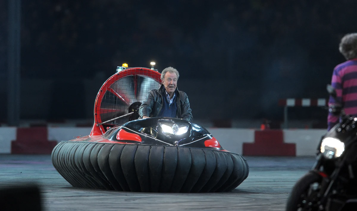 Brytyjski dziennikarz motoryzacyjny Jeremy Clarkson przyznał, że wysłał do księcia Harry'ego i jego żony Meghan maila z przeprosinami za przyjęty w Wielkiej Brytanii z dużym oburzeniem felieton w  tabloidzie "The Sun".  Znany z takich produkcji jak „Top Gear” i „The Grand Tour” Clarkson napisał, że „szczerze nienawidzi” Meghan Markle. 