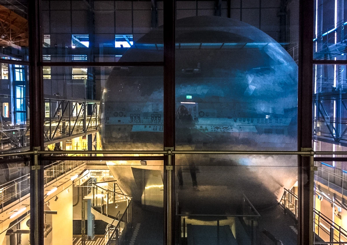 Zajęcia laboratoryjne, zabawa na Ulicy Żywiołów, pokazy w nowoczesnym Kinie Sferycznym, gra terenowa "Od węgla do Uranu" oraz rozwijające umysł i dziecięcą wyobraźnię gry liczbowe, logiczne i słowne - to bogata oferta półkolonii w Centrum Nauki i Techniki EC1 Łódź. 