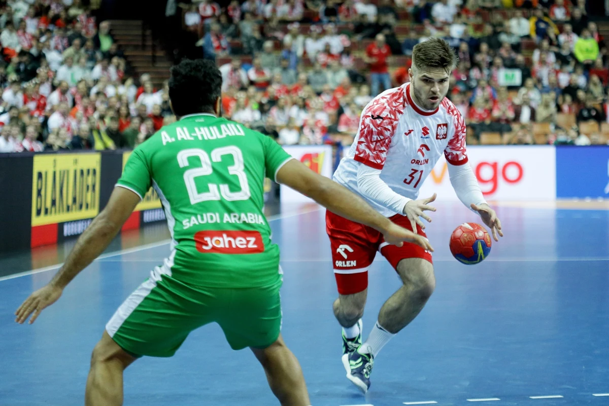 Reprezentacja Polski w piłce ręcznej mężczyzn wygrała 27:24 z Arabią Saudyjską w ostatnim meczu grupy B mistrzostw świata. Dzięki wygranej biało-czerwoni awansowali do drugiej fazy turnieju. Do gry podopiecznych Patryka Rombla można mieć jednak sporo zastrzeżeń. 