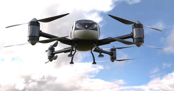 Bezzałogowe statki powietrzne sterowane z ziemi mogą być jednym z alternatywnych - dla transportu publicznego - środków podróżowania podczas igrzysk w 2024 roku w Paryżu - twierdzą władze firmy produkującej drony. Powietrzne "taksówki" mogłyby pokonywać trasę do 20 km.