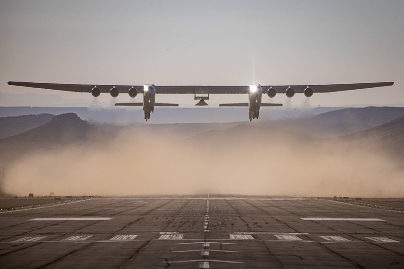 Stratolaunch Roc nie przestaje nas zaskakiwać, bo największy samolot na świecie właśnie pobił kolejny rekord - ten "latający lotniskowiec" ze skrzydłami o imponującej rozpiętości 117 metrów utrzymywał się w powietrzu nad pustynią Mojave przez całe 6 godzin. 