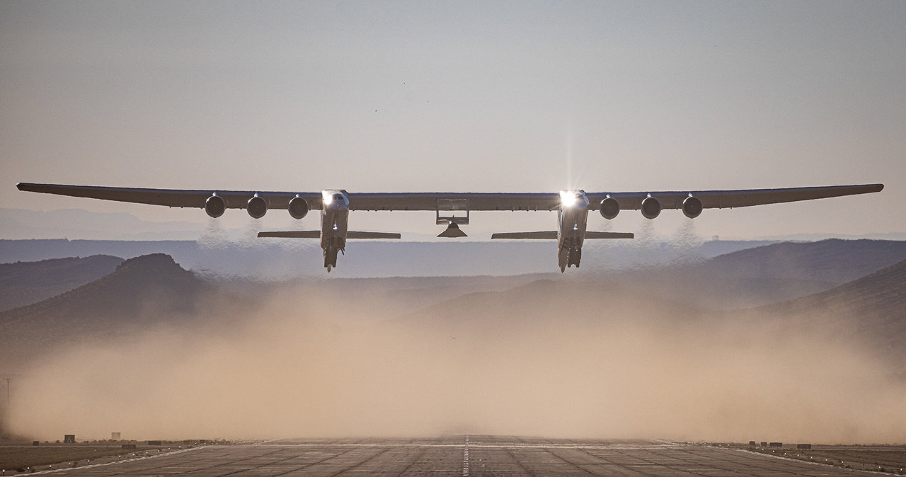 Stratolaunch Roc nie przestaje nas zaskakiwać, bo największy samolot na świecie właśnie pobił kolejny rekord - ten "latający lotniskowiec" ze skrzydłami o imponującej rozpiętości 117 metrów utrzymywał się w powietrzu nad pustynią Mojave przez całe 6 godzin. 
