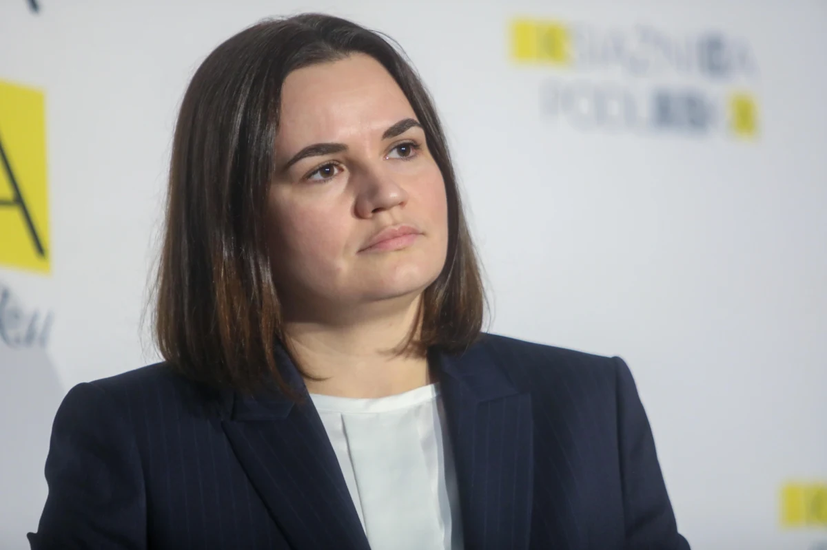 W sądzie w Mińsku rozpoczął się we wtorek zaoczny proces przywódczyni opozycji białoruskiej Swiatłany Cichanouskiej i jej współpracowników - podało Radio Swaboda. Cichanouska jest oskarżana przez reżim w Mińsku m.in. o zdradę stanu.