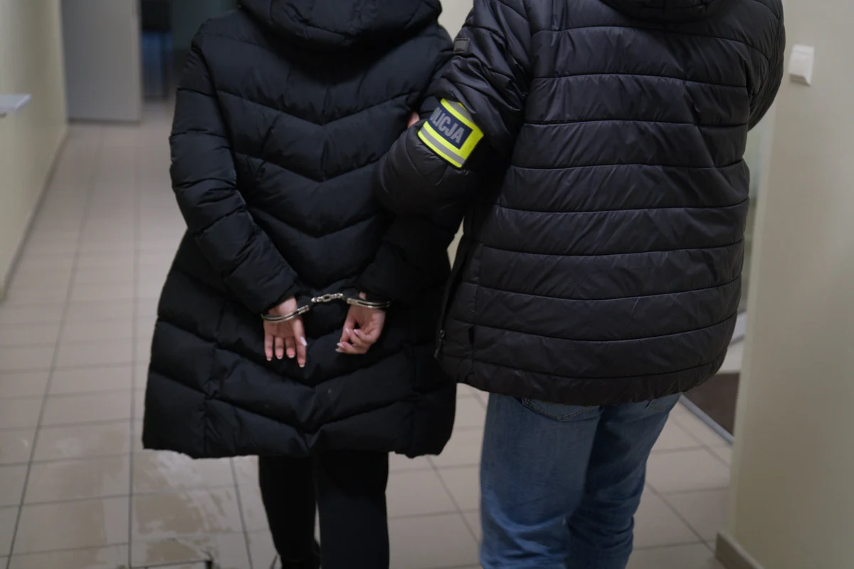 Białostoccy policjanci zatrzymali w Ustce 25-latka i jego o rok młodszą partnerkę, którzy mieli organizować nielegalne przekraczanie granicy z Białorusią a następnie  transportować imigrantów do Niemiec. Oboje usłyszeli zarzuty. Mężczyzna trafił do aresztu, a jego partnerka została zwolniona po wpłaceniu kaucji. Grozi im do 8 lat pozbawienia wolności.