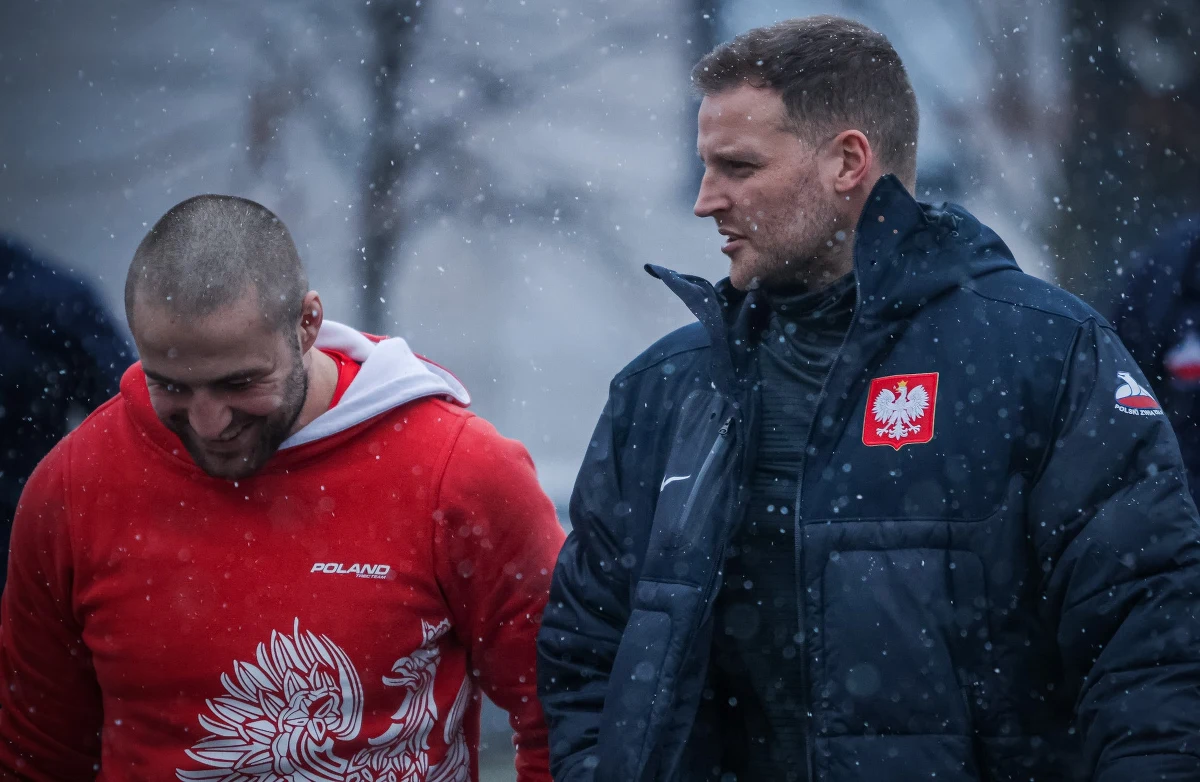 Reprezentacja Polski w rugby już za niespełna trzy tygodnie rozpocznie rywalizację w Rugby Europe Championship. Po 30 latach przerwy biało-czerwoni ponownie będę mierzyć się z drużynami z najwyższego, dostępnego poziomu w Europie. Kluczowym punktem przygotowań do pojedynków z Rumunią, Portugalią, czy Belgią będzie piątkowy mecz sparingowy z reprezentacją Walii do lat 20 na stadionie Arms Park w Cardiff.
