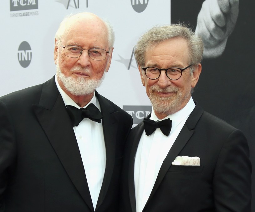 Pół roku temu John Williams zasugerował, że "Indiana Jones i tarcza przeznaczenia" będzie ostatnim filmem, do którego skomponował muzykę. Teraz 90-letni kompozytor zmienił zdanie. Stwierdził, że wciąż chce tworzyć i gotów jest pracować ze Steven Spielbergiem przy jego kolejnych projektach.
