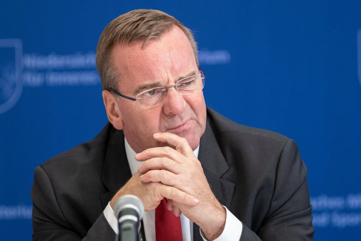 Boris Pistorius z SPD, dotychczasowy minister spraw wewnętrznych Dolnej Saksonii, obejmie funkcję nowego ministra obrony RFN - podaje agencja Reutera. Zastąpi Christine Lambrecht.