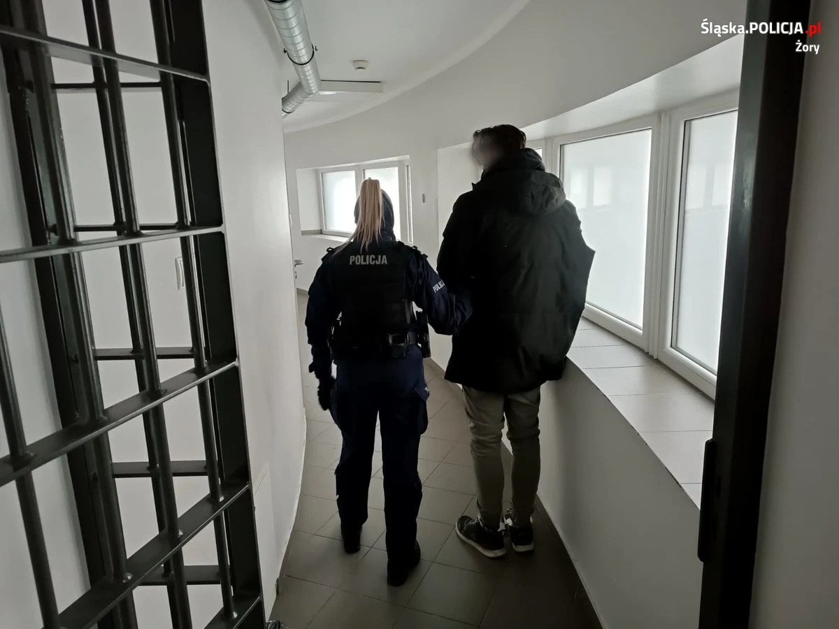 Policjanci z Żor zatrzymali 23-latka, który na jednej ze stacji benzynowych oblał paliwem kobietę siedzącą w samochodzie i - trzymając zapalniczkę - groził, że ją podpali. Odpowie za usiłowanie rozboju. Mężczyzna został aresztowany.