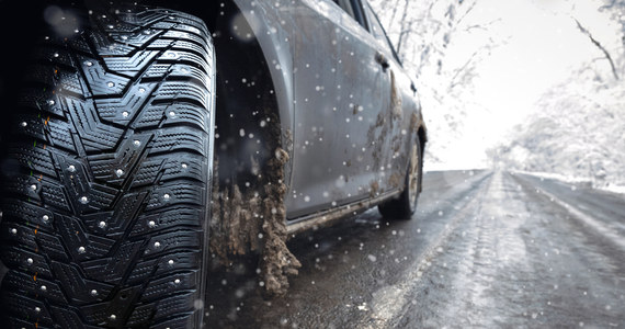 Intensywne opady śniegu spowodowały duże utrudnienia na podhalańskich drogach. Zakopiańska policja odnotowała rano 10 kolizji. Na drogach jest bardzo ślisko, a pojazdy do zimowego utrzymania dróg nie nadążają z odśnieżaniem.