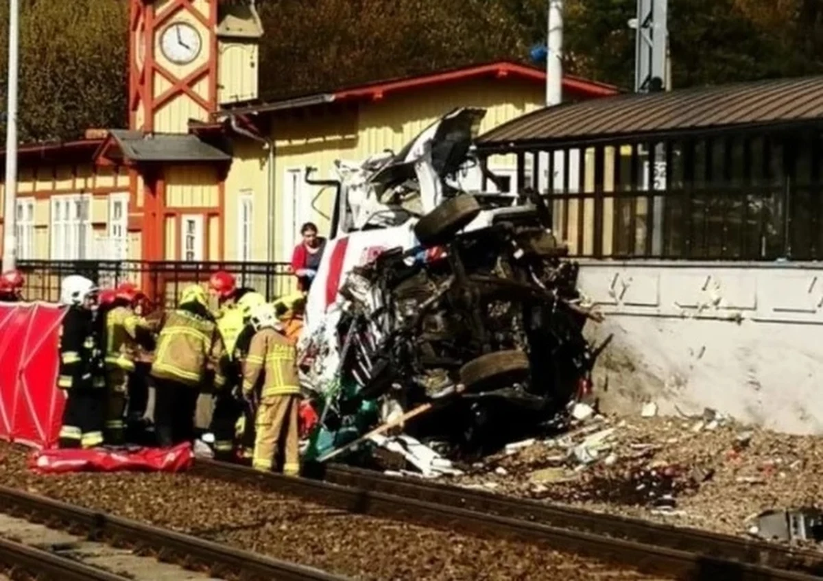 Sąd Apelacyjny w Poznaniu skazał na karę 5 lat więzienia Sebastiana S., sprawcę wypadku karetki pogotowia na przejeździe kolejowym w Puszczykowie. Zginęły tam dwie osoby: lekarz i ratownik medyczny. Wyrok jest prawomocny i ostrzejszy od poprzedniego. 