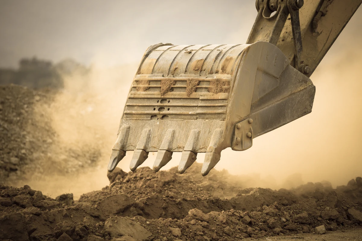 Ewakuacja mieszkańców dwóch kamienic w centrum Szczecina. Podczas prac ziemnych na alei Wyzwolenia, koparka uszkodziła gazociąg.