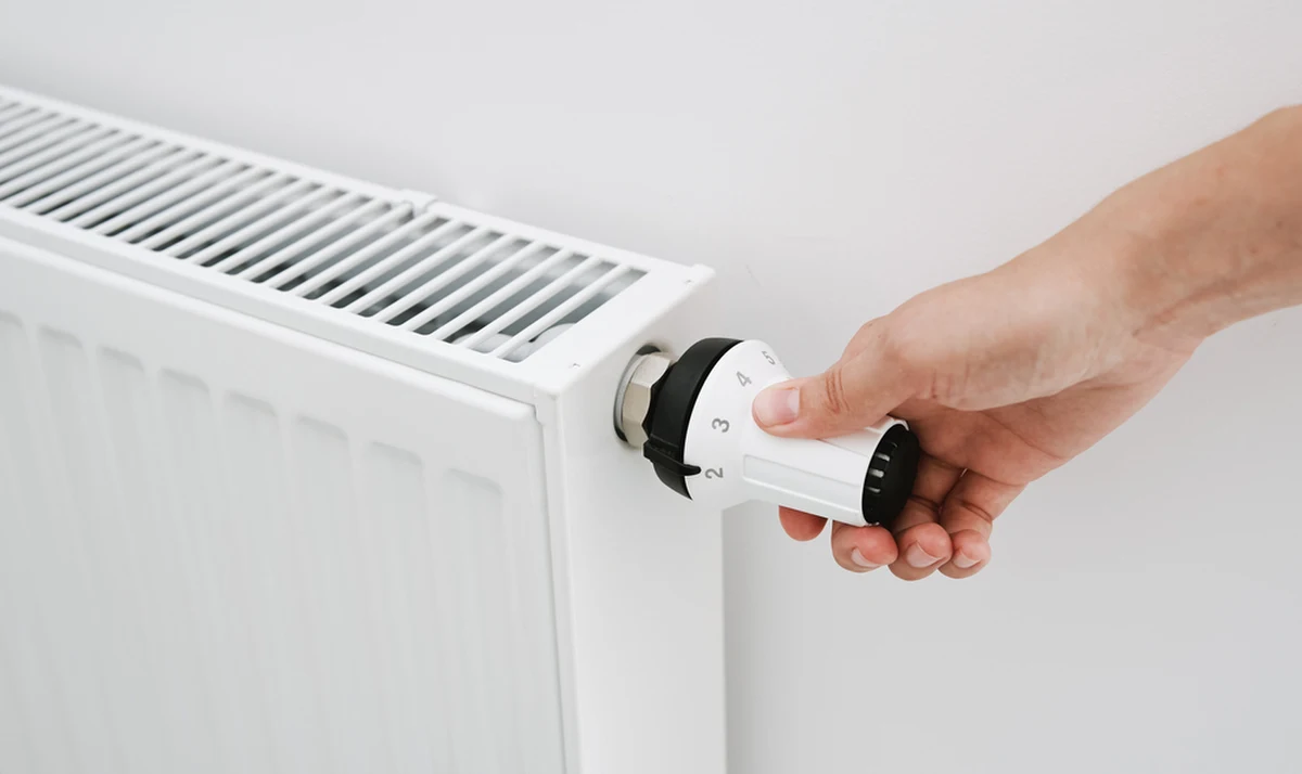 Rząd przyjął kolejny projekt ustawy, która ma uchronić odbiorców przed gigantycznymi podwyżkami opłat za ogrzewanie. Chodzi o rachunki za tzw. ciepło systemowe, czyli np. z miejskich i wspólnotowych ciepłowni. Nowy system od 1 lutego zastąpi mechanizm ceny ciepła z rekompensatą.