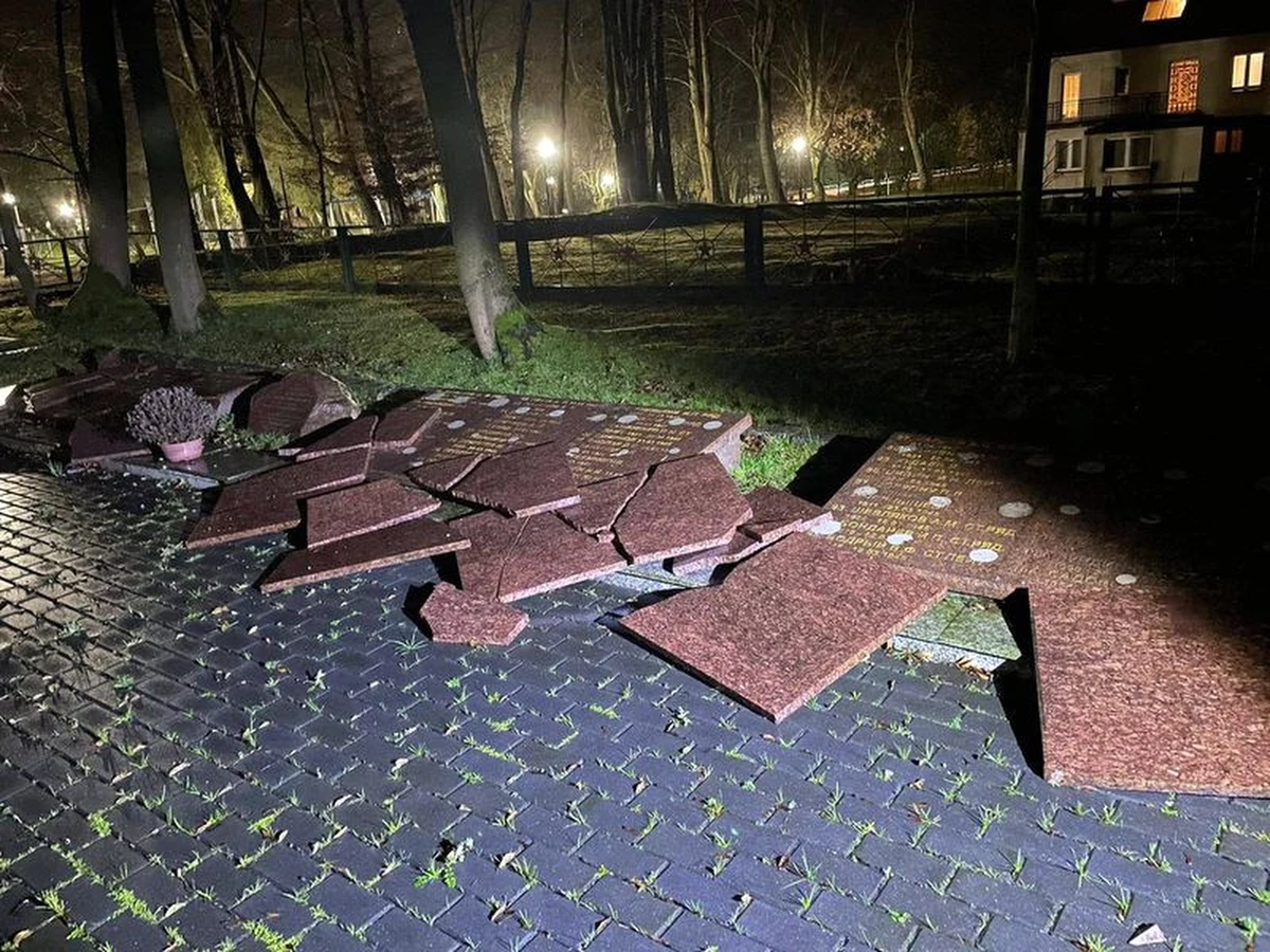 Kartuscy policjanci zatrzymali mężczyznę, który pod wpływem alkoholu zniszczył cmentarz radziecki w Kartuzach, powodując straty w wysokości 50 tys. zł. 38-latek usłyszał trzy zarzuty- znieważenie pomnika upamiętniającego zdarzenie historyczne, znieważenie miejsca spoczynku zmarłych oraz zniszczenie mienia.