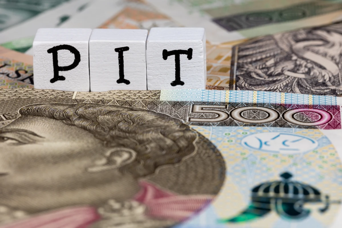 Loteria z nagrodami, jaką organizuje stołeczny ratusz, to najnowszy pomysł stołecznych urzędników, którzy chcą w ten sposób zachęcić mieszkańców Warszawy do rozliczania się z podatku PIT w tym mieście. Nagrodą główną jest samochód hyrydowy.

