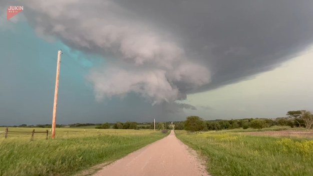 Ten mężczyzna był świadkiem formowania się masywnych chmur podobnych do tornada podczas burzy w Wymore w Nebrasce. Z niepokojem patrzył, jak ponure chmury unoszą się na niebie, formując się powoli w kształt tornada. Zjawisku towarzyszyły błyskawice.