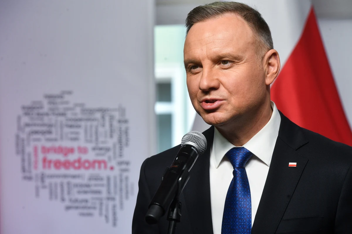 "Mam nadzieję, że Niemcy również dołożą się do tego wspólnego kapelusza, który my, Polacy wyciągnęliśmy i mówimy: 'proszę bardzo, wrzucamy tu naszą kompanię czołgów Leopard'. Pytamy o to, kto jeszcze jest gotów włożyć tu swoje czołgi, żeby powstała przynajmniej brygada pancerna, którą będziemy mogli Ukraińcom przekazać" - mówił w Davos prezydent Andrzej Duda, który uczestniczy w Światowym Forum Ekonomicznym. Polski przywódca podkreślił, że w porównaniu do szczytu zorganizowanego w maju 2022 roku "nikt nie ma wątpliwości, co do tego, że trzeba wspierać Ukrainę".