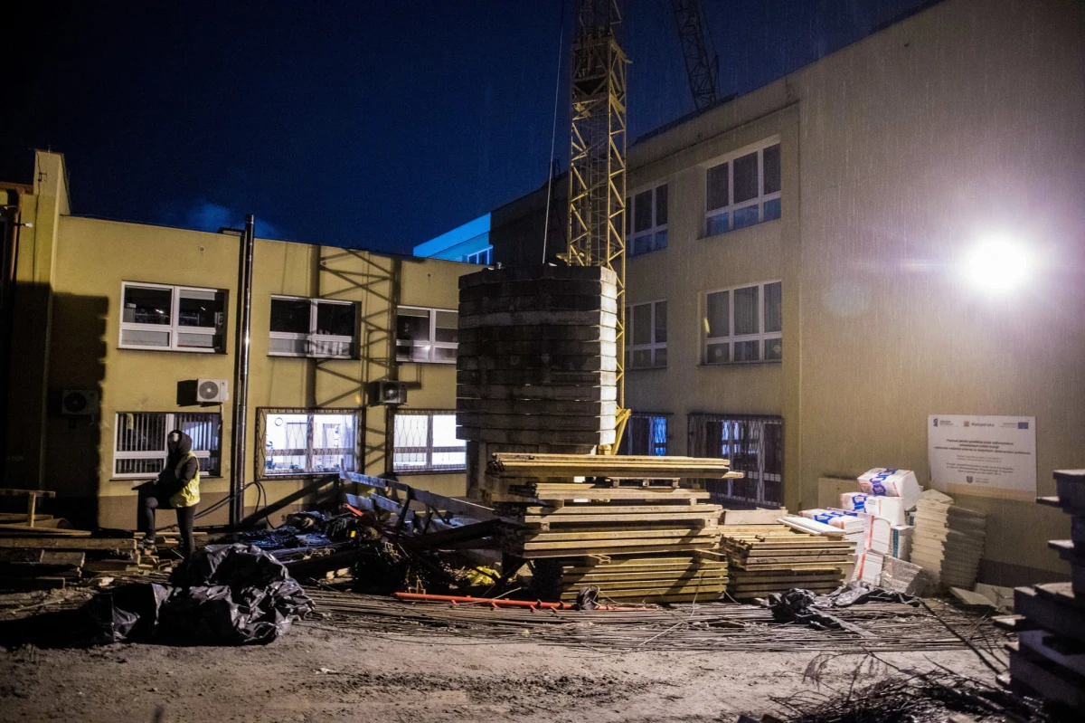 Policji wyjaśnia, jak doszło do katastrofy budowalnej w Wieliczce. Wczoraj na część budynku szkoły podstawowej runęło ramię żurawia budowlanego. Jedna osoba została ranna. 
