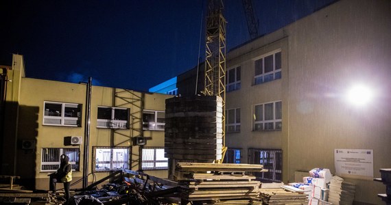 Policji wyjaśnia, jak doszło do katastrofy budowalnej w Wieliczce. Wczoraj na część budynku szkoły podstawowej runęło ramię żurawia budowlanego. Jedna osoba została ranna. 