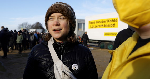 Znana aktywistka klimatyczna Greta Thunberg została zatrzymana przez policję podczas wtorkowej demonstracji przeciwko zrównaniu z ziemią miejscowości Lützerath, na miejscu której korporacja RWE chce wybudować kopalnię węgla - poinformowała agencja Reutera, powołując się na świadków. Szwedkę widziano, jak była prowadzona do radiowozu przez funkcjonariuszy.