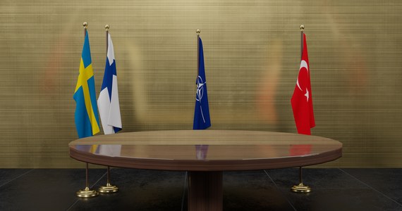 „Parlament Turcji powinien rozpocząć ratyfikację wniosków o członkostwo Szwecji i Finlandii w NATO, ponieważ oba kraje nordyckie wypełniły zobowiązania uzgodnione z Turcją” - powiedział we wtorek w Davos minister spraw zagranicznych Szwecji Tobias Billstroem.