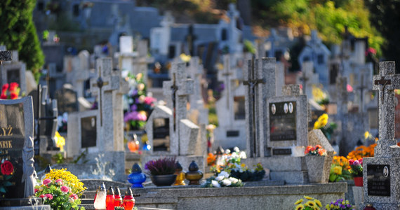 66-letnia kobieta zmarła podczas wizyty na cmentarzu, na którym dzień wcześniej odbył się pogrzeb jej męża. Tragiczną historię opisał portal ddwloclawek.pl.