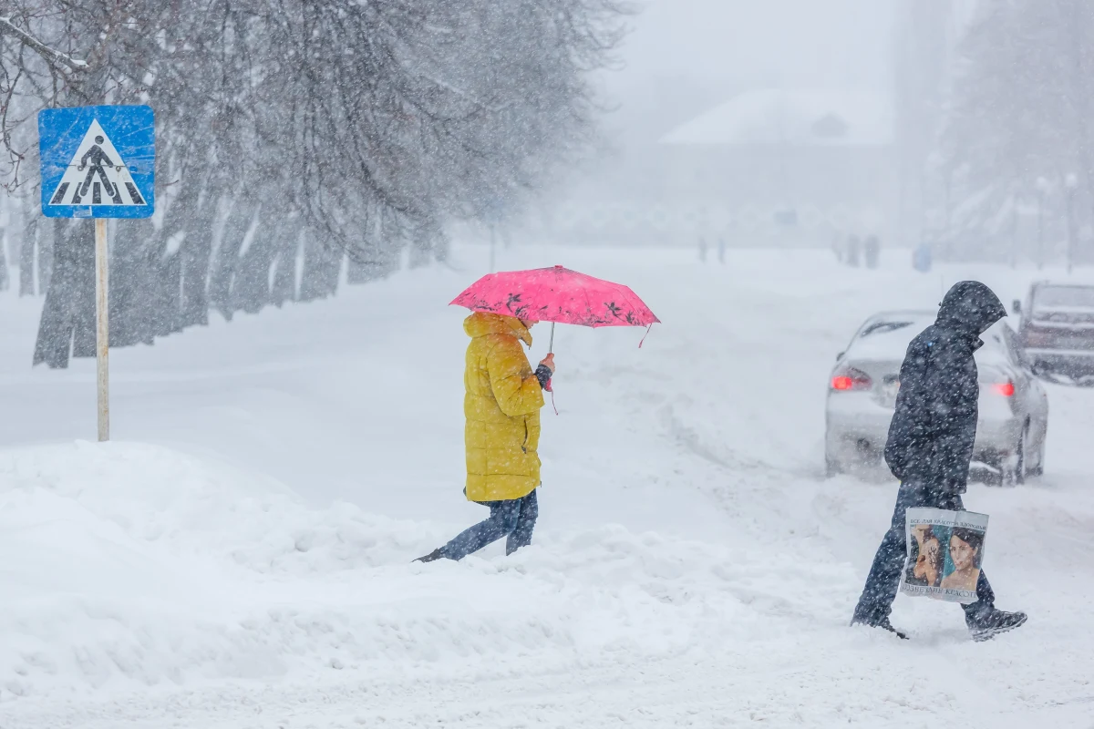 W środę rano nad Małopolskę nasunie się płytki niż; z niżem przemieszczał się będzie układ frontów atmosferycznych, który przyniesie nad wschodnią Polską opady deszczu, a od Dolnego Śląska po Mazury opady śniegu i deszczu ze śniegiem - podał Instytut Meteorologii i Gospodarki Wodnej.