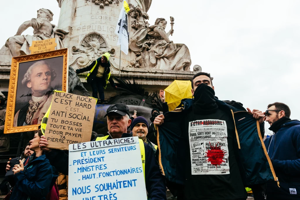 Styczeń 2020 r. Protest przeciwko reformie emerytalnej na Placu Republiki w Paryżu. Emmanuel Macron przedstawiony jest jako król - w domyśle prezydent bogatych i elit"